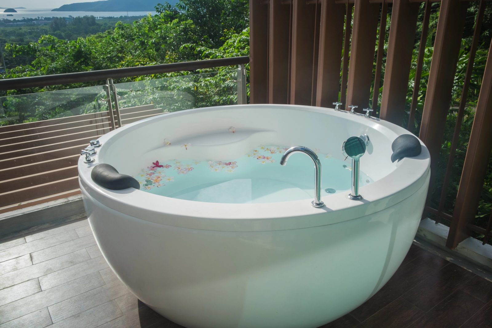 Zakaj so masažni bazeni primerni tudi za dom